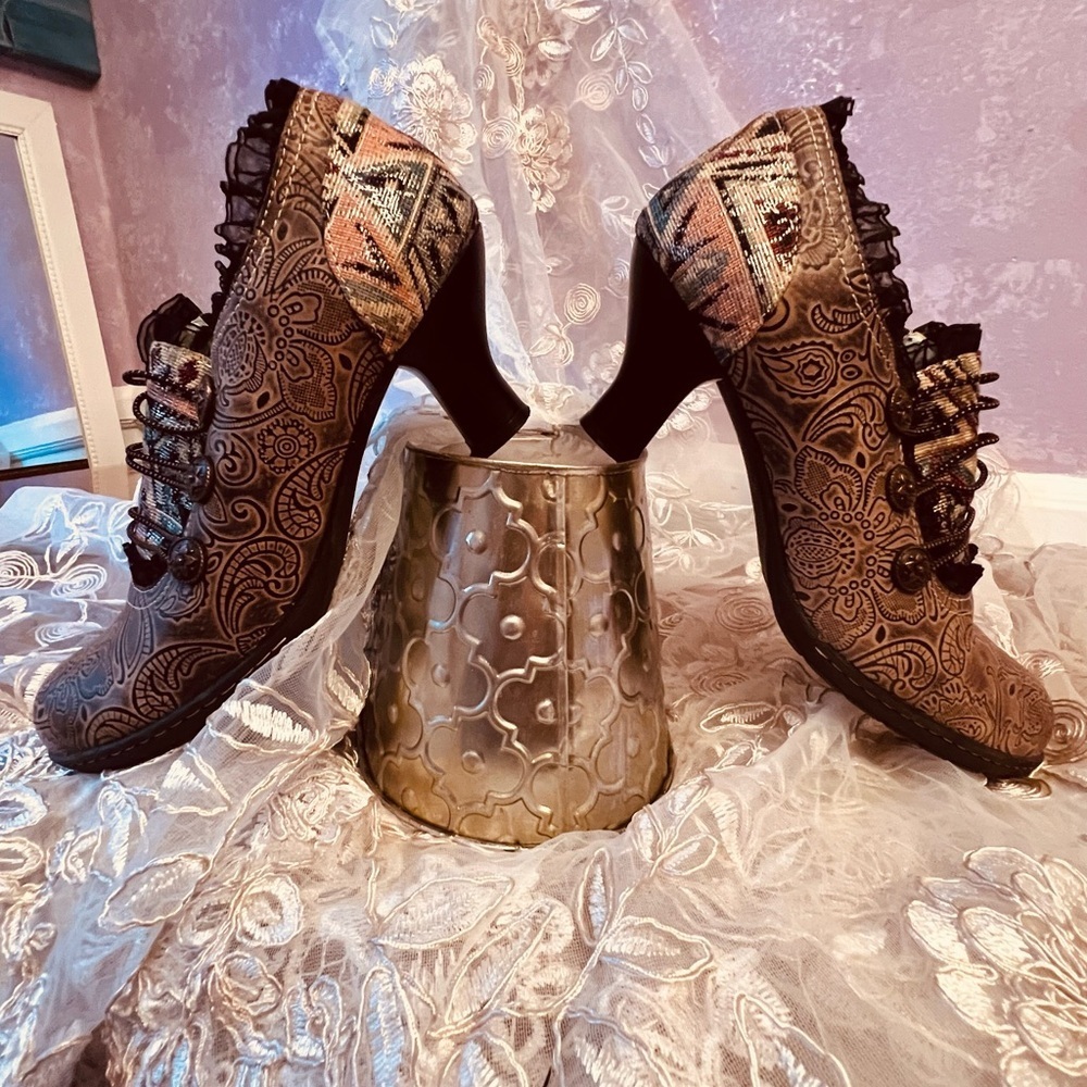 Socofy Vintage Etched Leather Heeled Oxfords - Picture 5 of 12